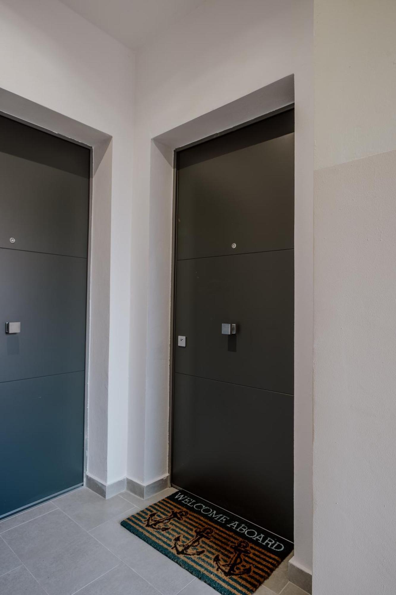 Elegante Appartamento In Marina Trieste Luaran gambar